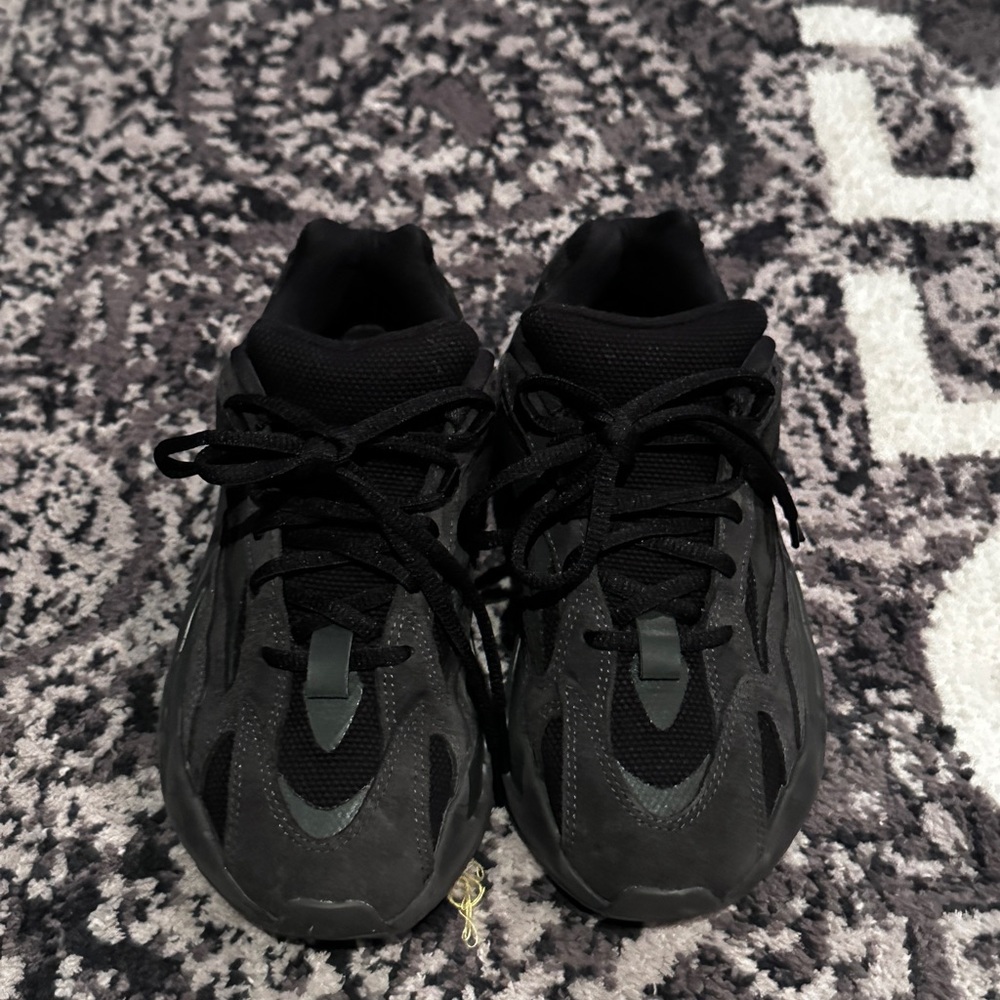 yeezy 700 Vanta black